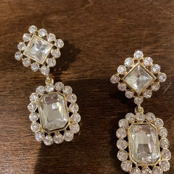 EARRINGS. Gold tone n Stones. Stunning - Picture 9 of 11